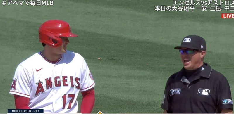 大谷翔平說笑話，讓壘審十分開心。   取自ABEMA