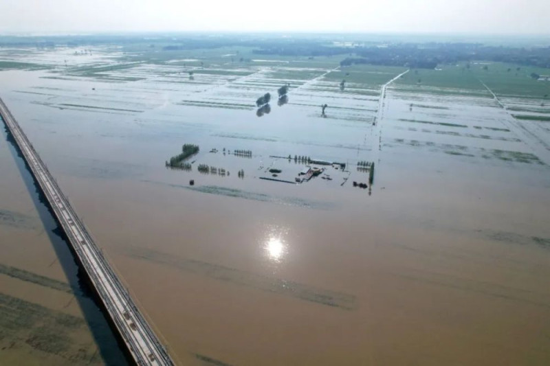 河南省安陽市滑縣衛河長虹渠滯洪區內的道路、莊稼已被洪水淹沒。   圖：翻攝自騰訊網