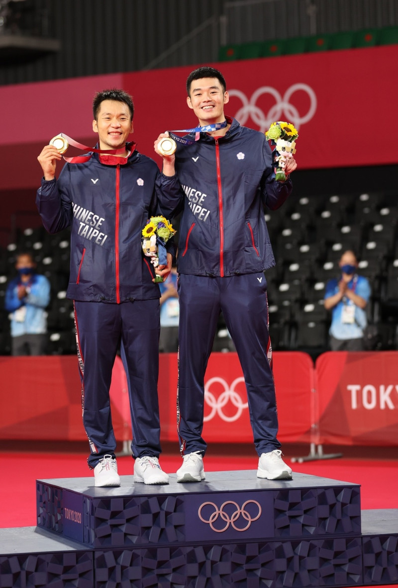麟洋配擊敗中國「雙塔」，奪下東京奧運男子羽球雙打金牌，央視切掉頒獎畫面。   圖：教育部