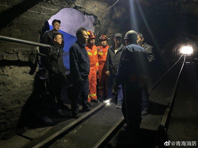 中國青海省柴達爾煤礦8月14日發生泥漿崩塌事故，1死、1傷，19人受困。2天過去，搜救進度「0」！   圖：翻攝陸網「青海消防」