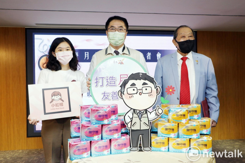 台南市政府推動「登月計畫」，結合康那香企業股份有限公司免費提供衛生棉、全球小紅帽協會辦理月經教育，今日舉辦啟動記者會。   圖：台南市政府提供
