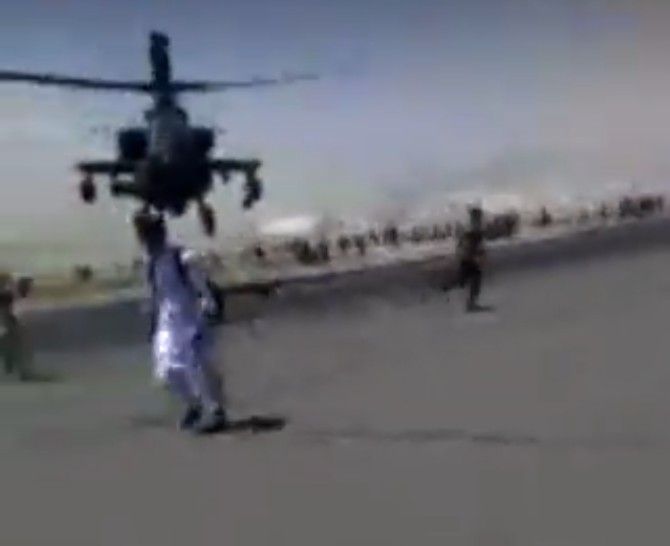 阿富汗首都喀布爾機場出現民眾包圍美軍運輸機，傳機場出動武裝直升機低飛驅趕民眾。   圖：翻攝環視頻