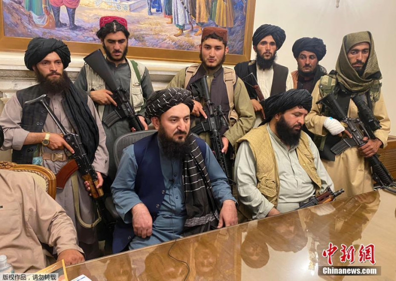 塔利班自8月15日以來控制阿富汗已達半個月，目前仍有許多民眾欲逃離阿富汗。   圖 : 翻攝自中新網