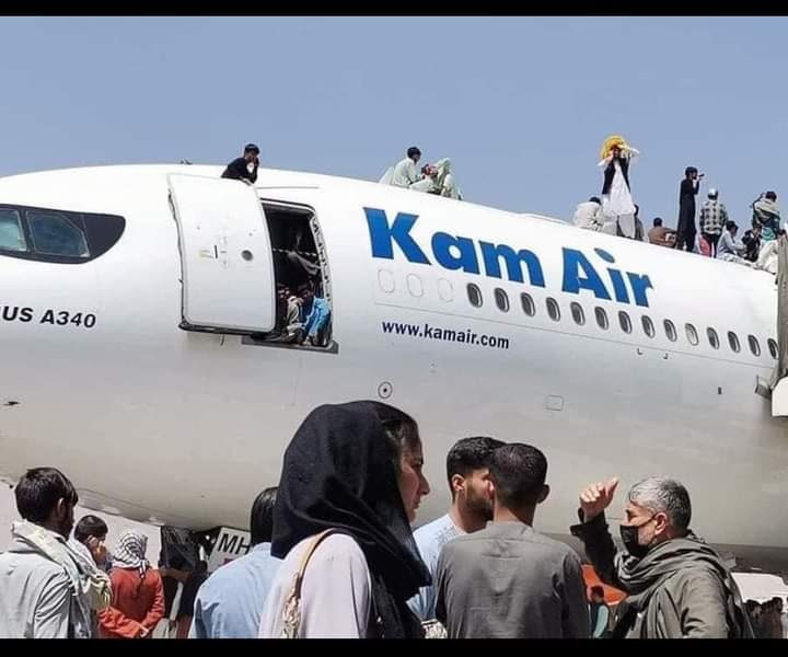 民眾大量逃亡，甚至攀爬至飛機上面希望離開阿富汗。   圖：取自Aśvaka - آسواکا News Agency的Twitter