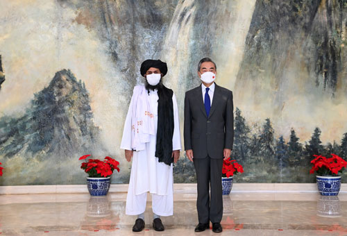 塔利班第二號人物巴拉達爾（左）7月底前往中國訪問時，就向中國外交部長王毅表明，希望中國能夠「參與」阿富汗的「重建工作」。   圖：翻攝自中國外交部