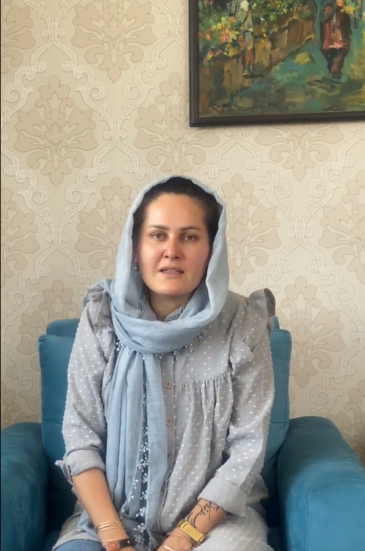 阿富汗女導演卡里米「我懷著破碎的心與深切的希望寫下這封信，請幫助我們」   圖：取自Sahraa Karimi的twitter影片截圖