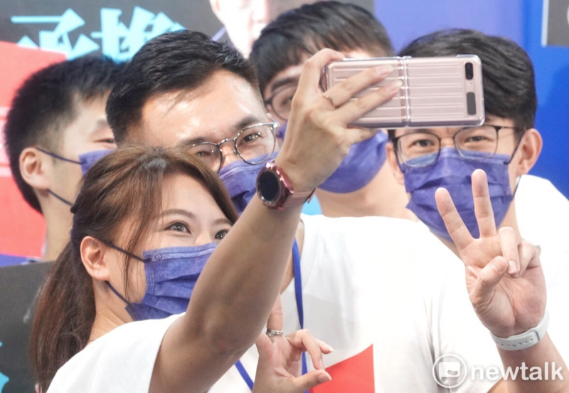 國民黨青年營學員替爭取連任的國民黨主席江啟臣造勢。   圖：張良一/攝