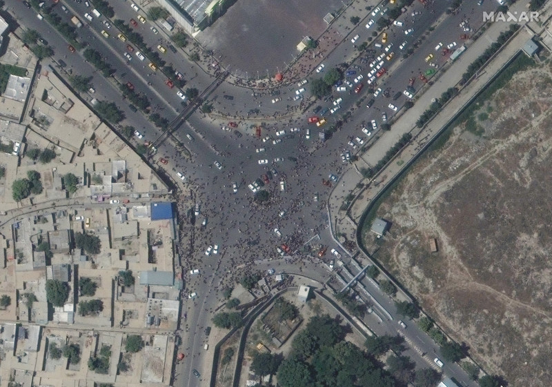 喀布爾國際機場周圍道路也擠滿了人。   圖：翻攝自Maxar Technologies推特