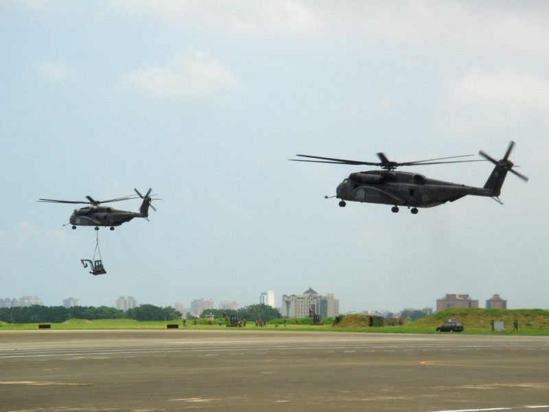 美台「安全合作月」貼出軍用直升機吊掛挖土機等重型機具照片。   圖：翻攝美國在台協會 AIT臉書