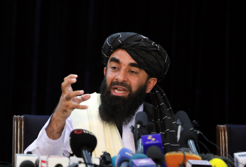 塔利班發言人穆賈希德在首場官方記者會。   圖：美聯社／達志影像