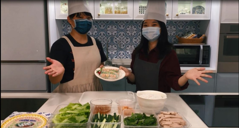 越南籍青年志工製作「越南春捲」料理課程。   圖：高市青年局提供