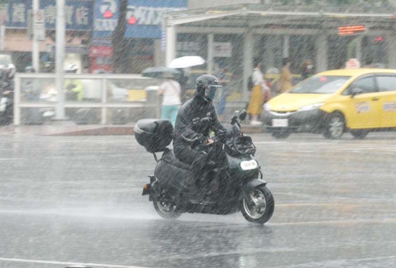 由於午後對流發展旺盛，氣象局對北部4縣市發布大雨特報。   圖：張良一/攝(資料照)