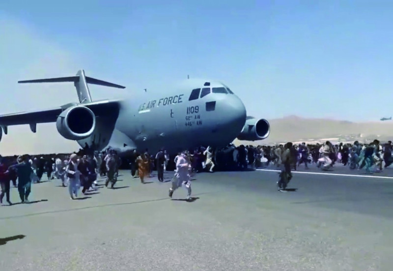 塔利班重掌阿富汗後，許多民眾圍在美國軍機周邊尋求離境。   圖 : 翻攝自推特