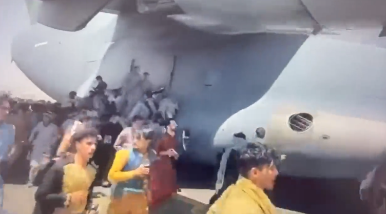 隨著阿富汗首都喀布爾陷落，人民倉皇逃離，甚至不顧危險爬上飛機機身。   圖：翻攝 Lotfullah Najafizada Twitter