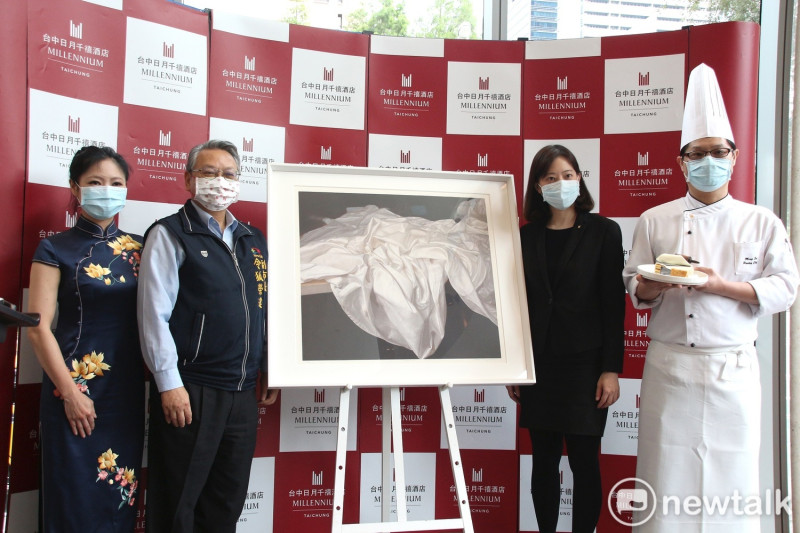 台中市副市長令狐榮達與揚曦藝廊創辦人林瑩女士共同為畫展揭幕。   圖：唐復年/攝