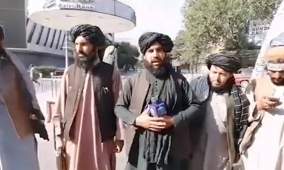 塔利班派員上街訪問市民，試圖建立愛好「和平」的形象。   圖：翻攝推特