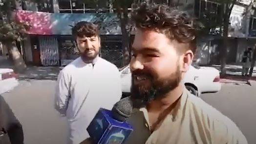 被塔利班採訪的喀布爾市民面露微笑表示「一切都很好」。   圖：翻攝推特