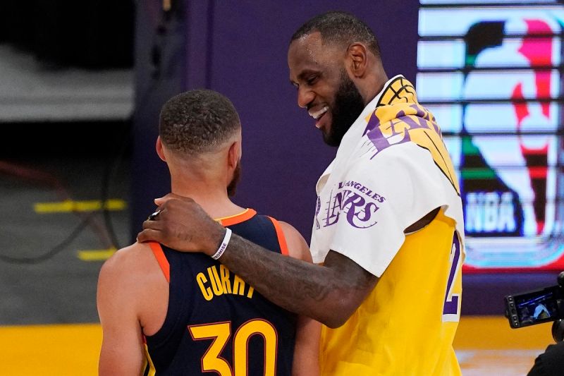 Stephen Curry和LeBron James擁抱致意。   圖：美聯社／達志影像／提供