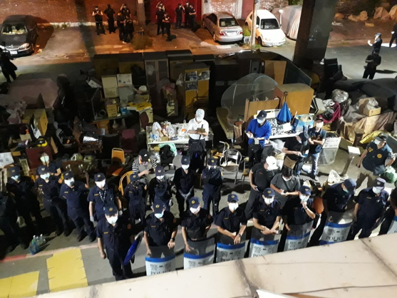 警方出動300名警力包圍黃春香家。   圖：翻攝黃春香臉書