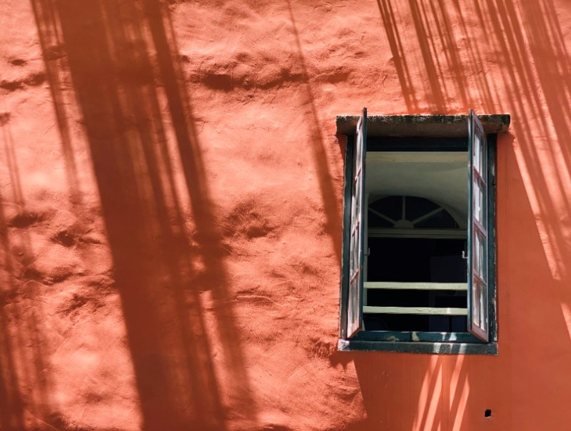 「開窗通風式」靈感源於英國領事改自城牆砲口的落地窗，設計向外推的開窗動作。   圖：淡水古蹟博物館提供