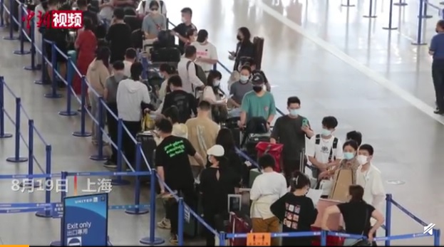 美國鬆綁中國留學生赴美限制，上海浦東國際機場T2航廈擠滿準備飛往美國的中國留學生。   圖：翻攝自中國中新視頻