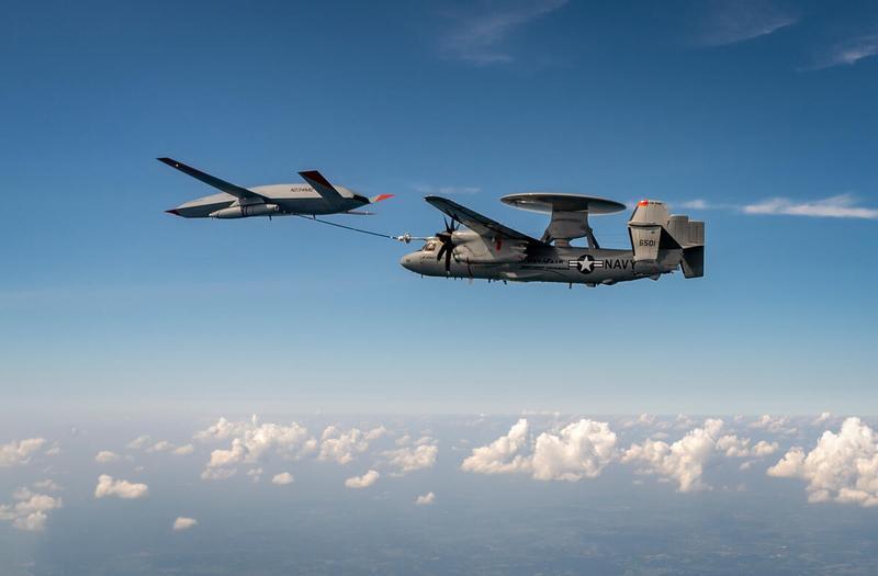 美軍「MQ-25黃貂魚」無人機的原型機，成功為E-2D預警機進行空中加油。   圖：翻攝波音官網