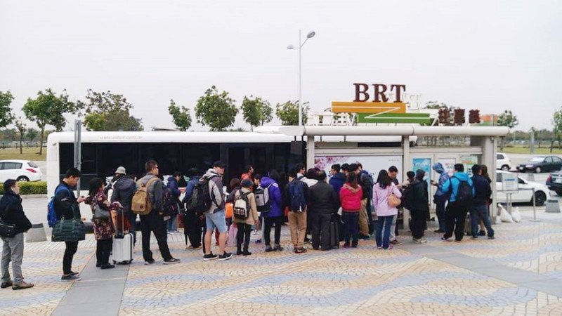 嘉義市長黃敏惠表示，嘉義高鐵BRT運量已飽和，但中央承諾的聯外軌道至今沒有消息。   圖：嘉義客運/提供