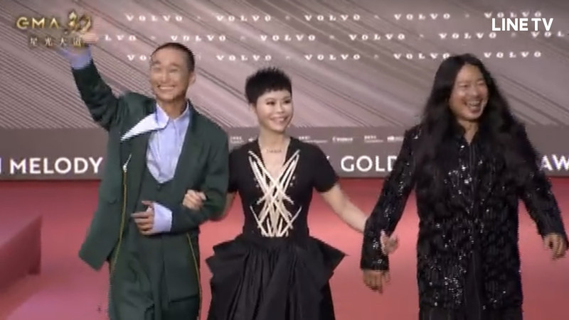 金曲獎上台語金曲歌后詹雅雯(中)陪著浩子(左)及他的製作人亂彈阿翔(右)一起走上紅毯。   圖：翻攝自LINETV