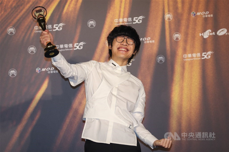 第32屆金曲獎本屆年度歌曲獎由盧廣仲演唱的「刻在我心底的名字」獲獎。   圖：中央社提供