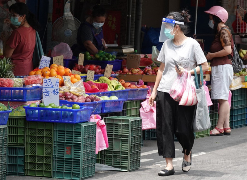 去年COVID-19疫情爆發，主計總處調查顯示，109年台灣人生活習慣大改變，不只儲蓄大幅飆升、消費支出創歷年最大減幅，所得分配不均也惡化。   圖/中央社