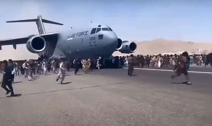 阿富汗首都喀布爾遭到激進組織塔利班(Taliban)攻陷，國內局勢動盪不安，許多民眾紛紛湧入機場逃離。   圖：翻攝自ultradeadd Twitter