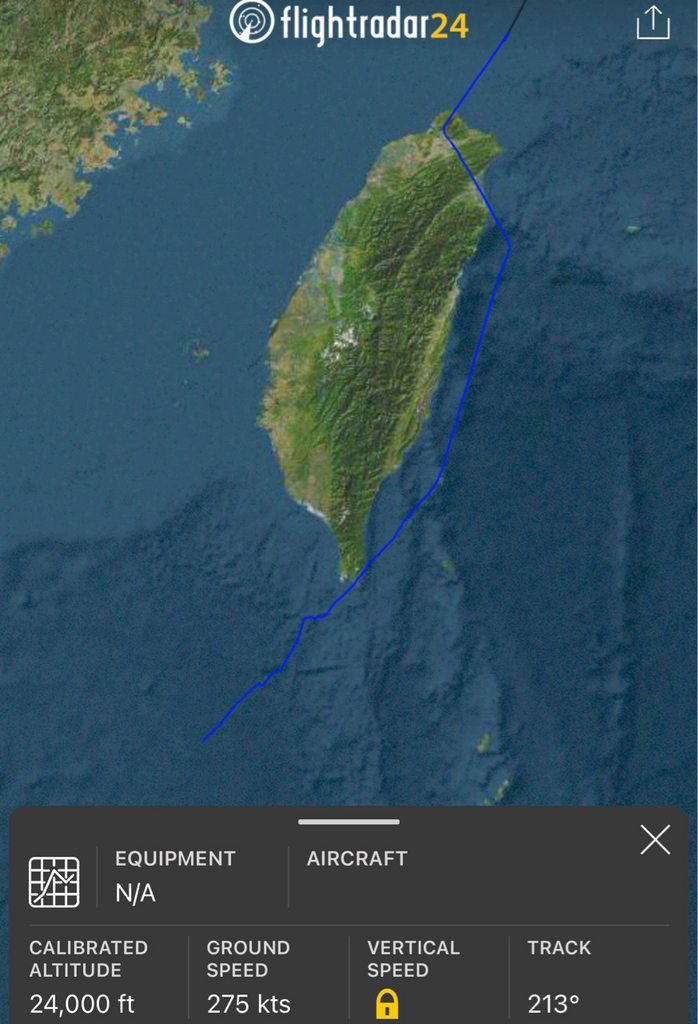 今天凌晨不到6時，PTT就有網友爆料，美軍2架F18直接飛越台北上空，而且還打開航空識別給一般人看到，在「Flightradar24」有軌跡顯示。   圖：翻攝自PTT/Sasuke