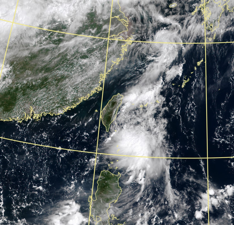 氣象專家吳德榮表示，目前輕颱奧麥斯遠離台灣，不過午後仍要留意對流大雨。   圖：中央氣象局／提供