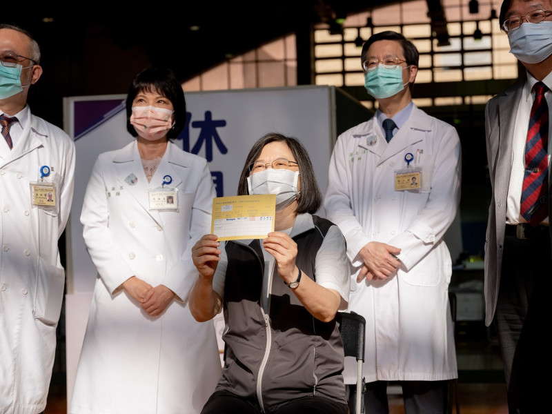 台灣疫苗接種證明獲得越南承認。(圖為蔡英文秀出施打疫苗後的小黃卡)   圖：取自蔡英文臉書