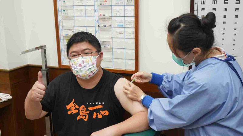 民進黨嘉義縣立委蔡易餘今天完成高端疫苗接種。   圖：蔡易餘服務處/提供