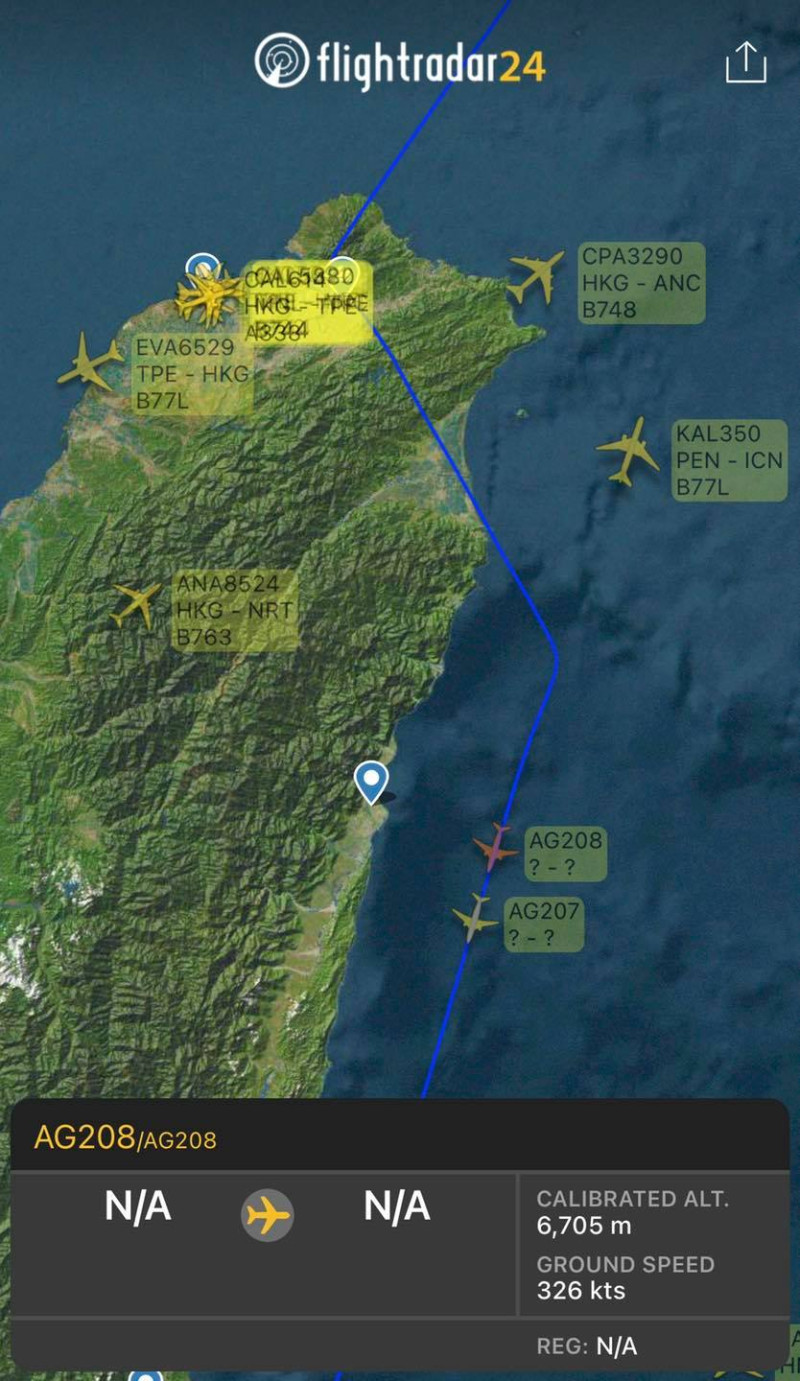 民間空中航跡追蹤平台訊息，有2架不明飛機，今日凌晨進入台北市上空後，轉宜蘭出海。   圖：翻攝Flightradar 24網頁