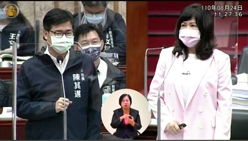陸淑美(右)肯定陳其邁為民服務不分藍綠。   圖：翻攝高市議會直播