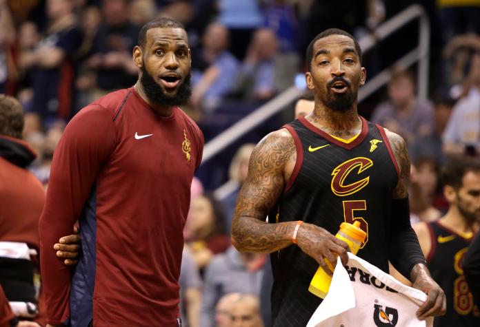 JR Smith(右)離開NBA後重返校園讀大學，笑說推桿跟罰球一樣令人傷腦筋。   圖／美聯社／達志影像