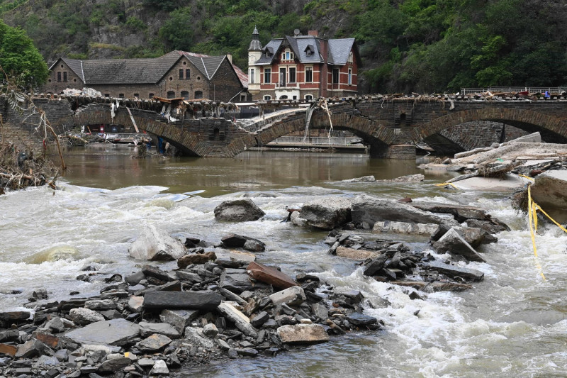 德國萊茵蘭-伐爾茲邦7月時遭洪水侵襲，橋樑被沖毀。   圖：翻攝自新華社
