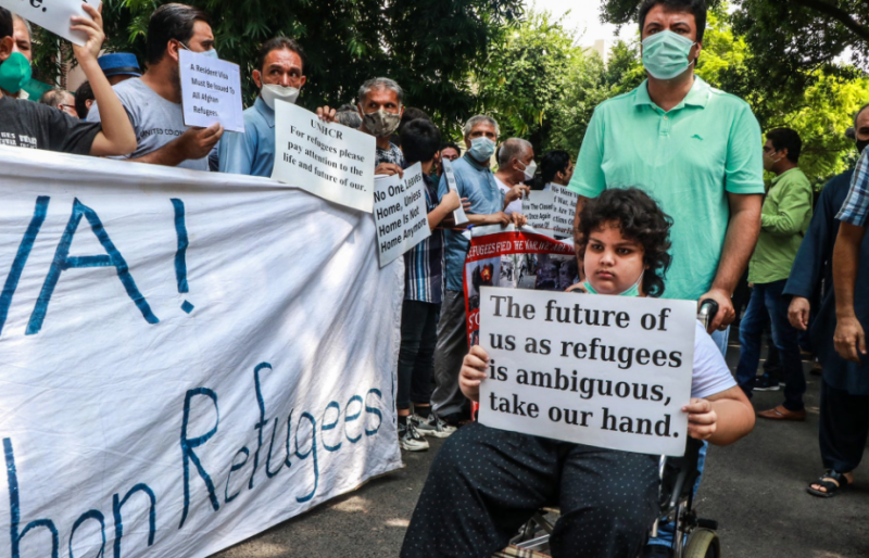 印度當地時間23日上午，數百名阿富汗難民聚集在聯合國難民署駐新德里辦事處外，要求承認他們的難民身份，否則會持續抗議，甚至絕食。   圖：翻攝自環球網