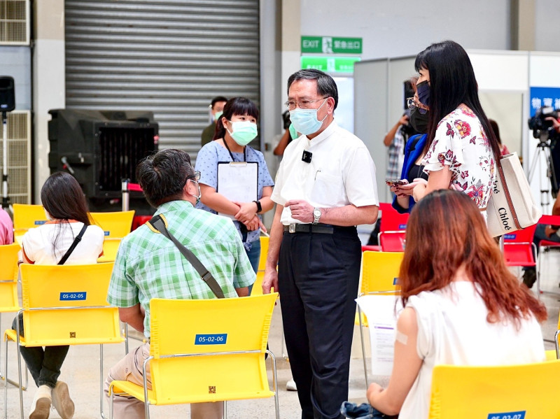 台北市副市長蔡炳坤今視察中小學教職員陸續施打疫苗。   圖：台北市政府 / 提供