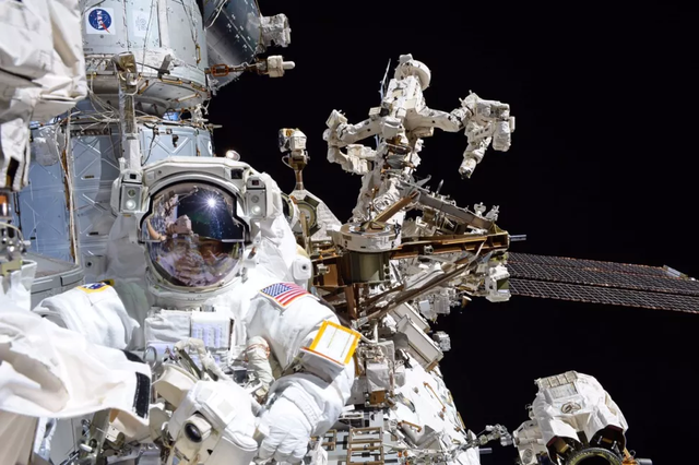 NASA 近期突然叫停了2名太空人的太空行走活動，原因是其中一名太空人出現「輕微健康問題」。   圖：翻攝自環球網