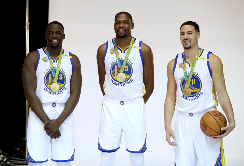 Kevin Durant(中)轉發昔是勇士隊友Klay Thompson(右)復出訓練影片。   圖／美聯社／達志影像