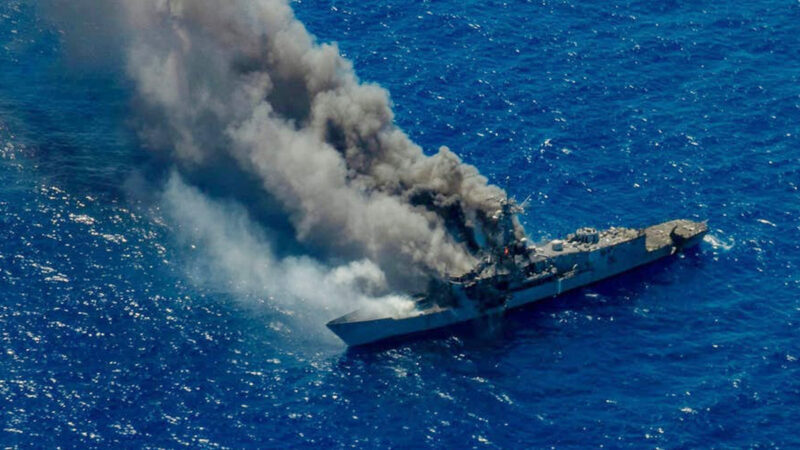 美軍「沉沒」(SINKEX)演習，靶艦「因格朗號(FFG-61)」遭飛彈擊中，沉沒前畫面。   圖：翻攝US Navy