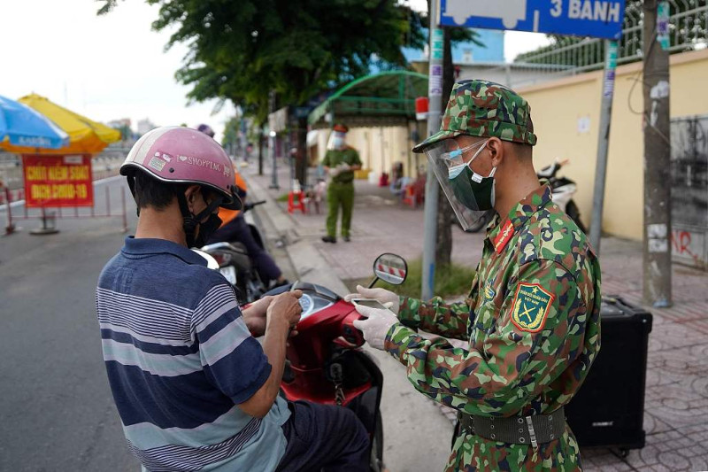 越南胡志明市23日起下達「居家令」，當地軍人被命令為民眾採購食物，親自送上門。   圖 : 翻攝自環球網