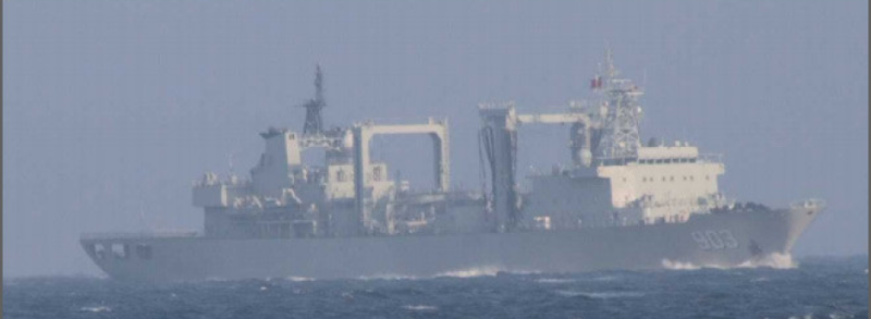 日本海上自衛隊在24日上午9時於日本奧尻島西南約200公里海域，發現一艘補給艦 (903)。   圖：翻攝自環球網