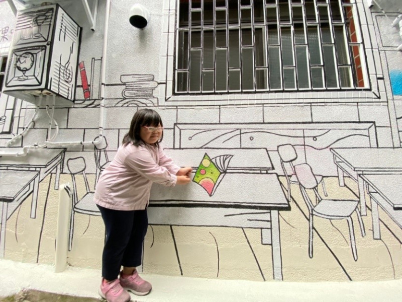 豐年街100巷以「校園2D互動」作為彩繪主題。   圖：新北市水利局提供