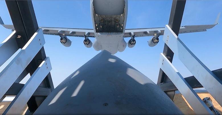 美國空軍「快速龍」實驗計劃，高空投放裝載模擬飛彈的「托盤」武器部署系統。圖為「托盤」被投放後視角。   圖：翻攝環球網