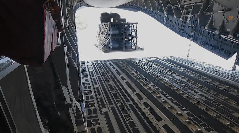 美國空軍「快速龍」實驗計劃，高空投放裝載模擬飛彈的「托盤」武器部署系統。圖為機艙視角。   圖：翻攝環球網