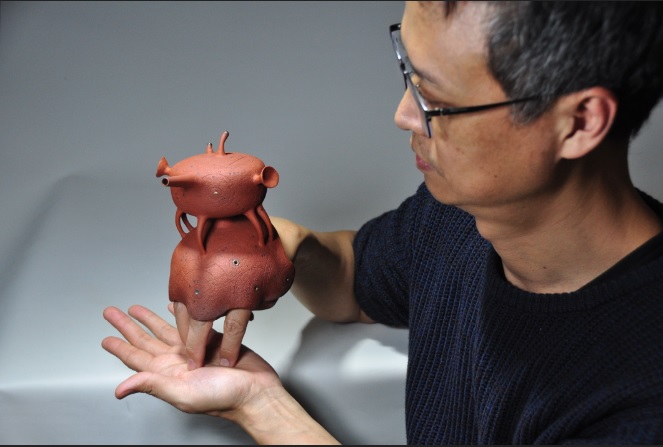 卓銘順以《霍爾蒙克斯-LR（茶壺）》獲得「2021韓國國際陶藝雙年展」最高榮譽「金獎」，為臺灣獲得這個具有國際盛名陶藝獎項肯定的第一人。   圖：鶯歌陶瓷博物館提供